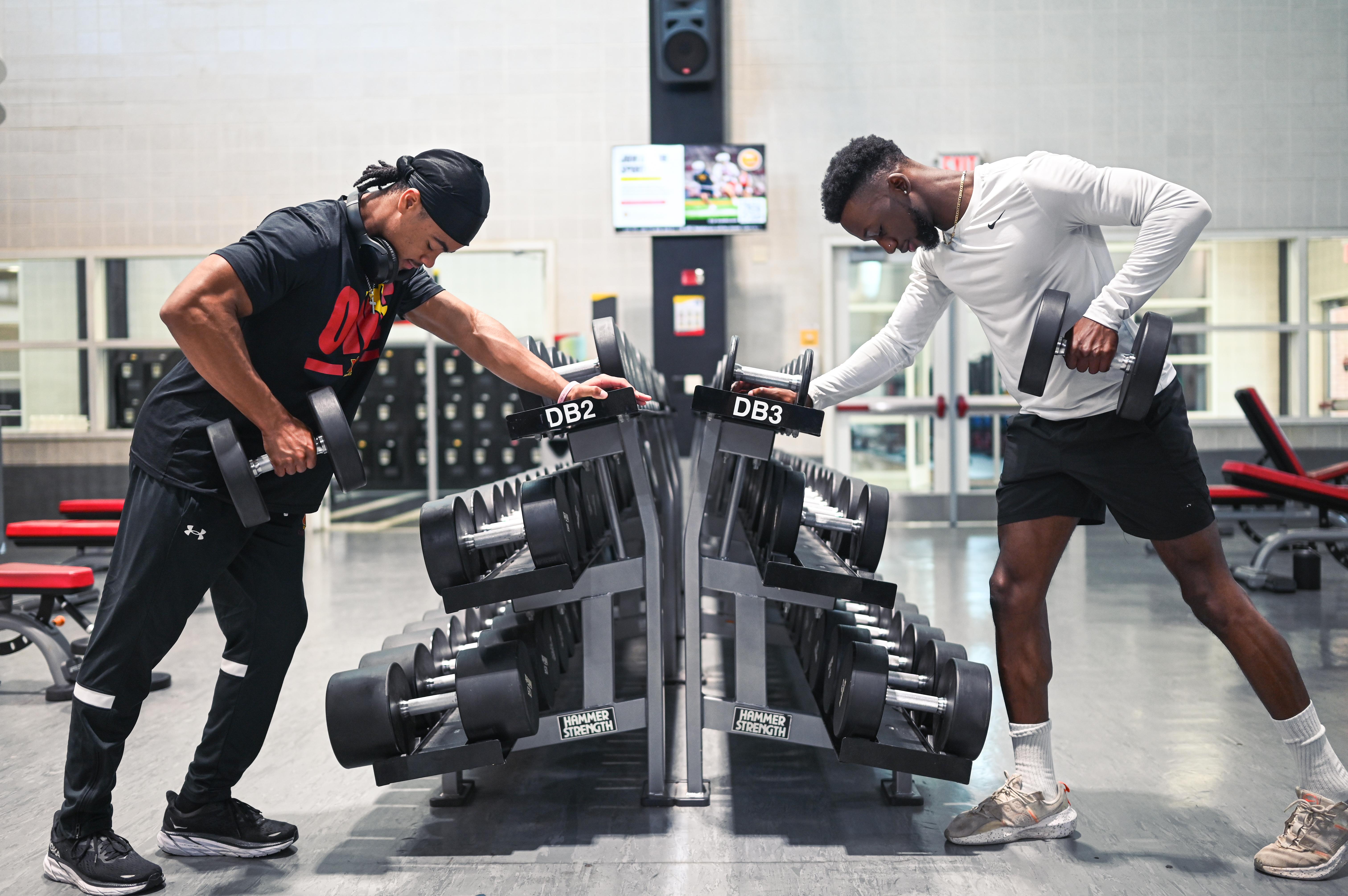2 men lifting weights together